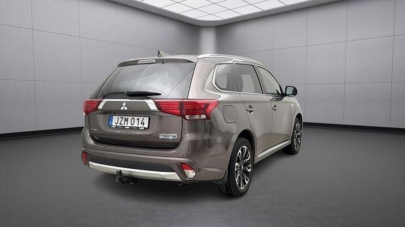 Begagnad Mitsubishi Outlander Comfort Edition 203 HK (149 kW) 2016 Brun SUV