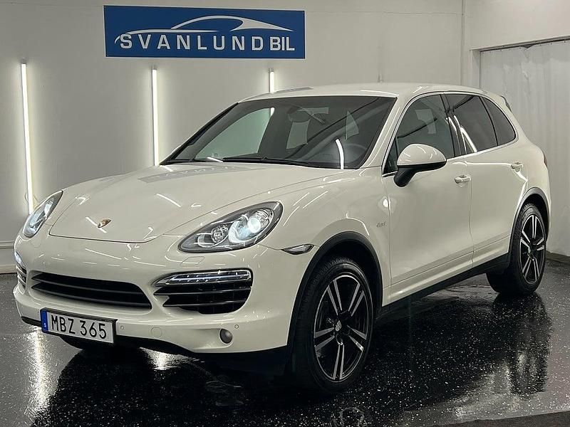 Vit Begagnad 2011 Porsche Cayenne SUV | 219 800 kr (Marknadspris) - Bild 1/4