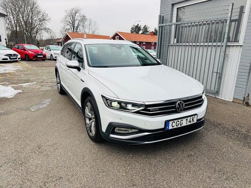 Vit Begagnad 2020 VW Passat Alltrack Kombi | 269 900 kr (Marknadspris) - Bild 1/4
