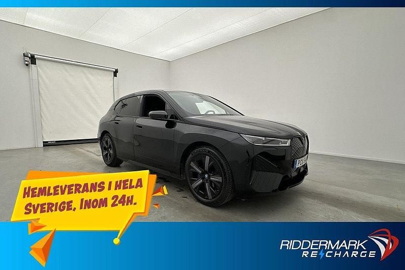 Svart Begagnad 2023 BMW iX Sport Line SUV | 558 900 kr (Marknadspris) - Bild 1/3