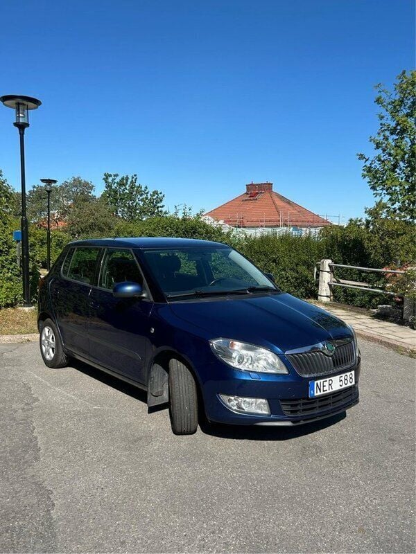 Blå Begagnad 2013 Skoda Fabia Elegance Halvkombi | 42 900 kr (Marknadspris) - Bild 1/4
