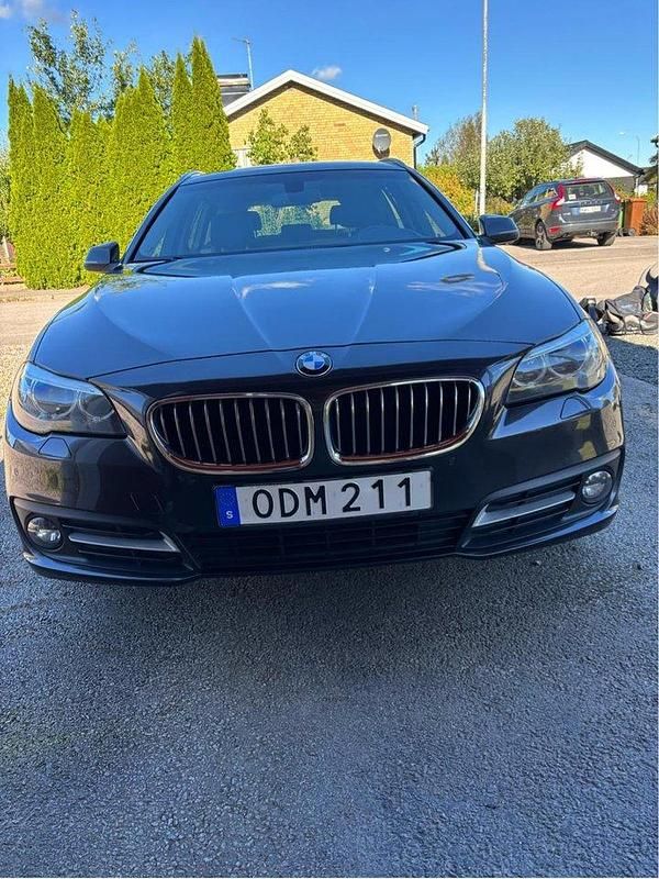 Grå Begagnad 2016 BMW 520 Kombi | 165 000 kr (Marknadspris) - Bild 1/4