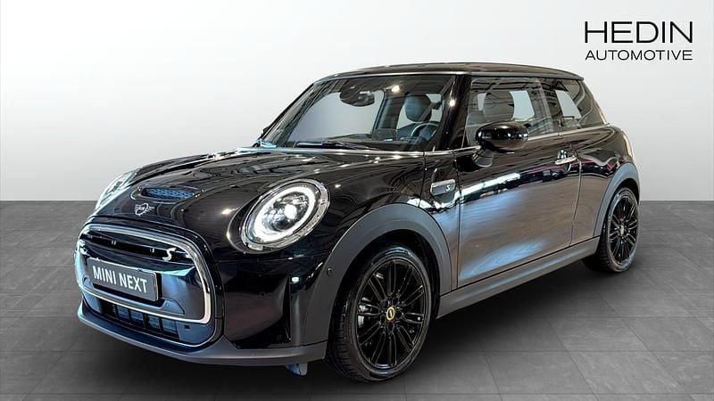 Svart (black) Begagnad 2023 Mini Cooper SE Halvkombi | 248 700 kr (Marknadspris) - Bild 1/4