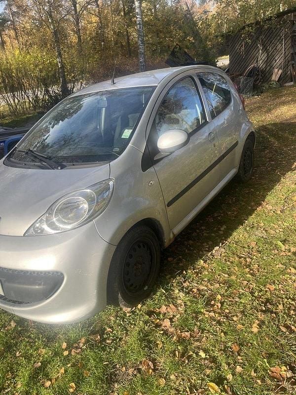 Grå Begagnad 2008 Peugeot 107 Halvkombi | 11 000 kr (Superpris) - Bild 1/4