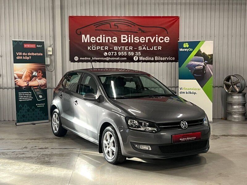 Mörkgrå (grå) Begagnad 2011 VW Polo Comfortline Halvkombi | 57 900 kr (Marknadspris) - Bild 1/4