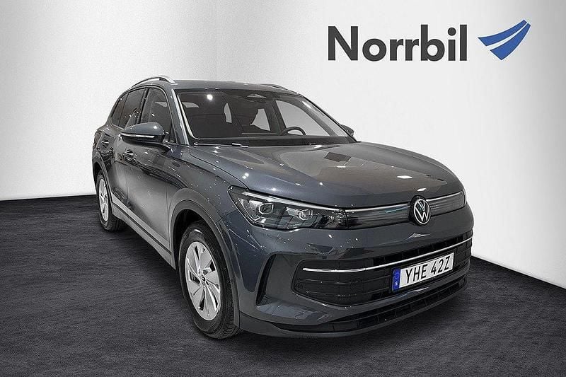 Grå (dolphin grey metallic) Begagnad 2024 VW Tiguan SUV | 379 000 kr (Lite dyr) - Bild 1/4