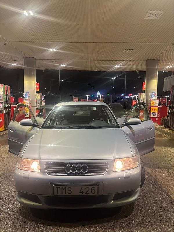 Silver Begagnad 2003 Audi A3 Halvkombi | 55 000 kr (Marknadspris) - Bild 1/4