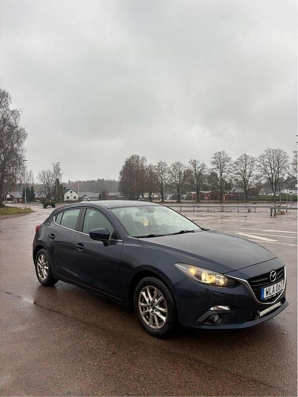 Blå Begagnad 2016 Mazda 3 Inclusive Halvkombi | 127 000 kr (Marknadspris) - Bild 1/4