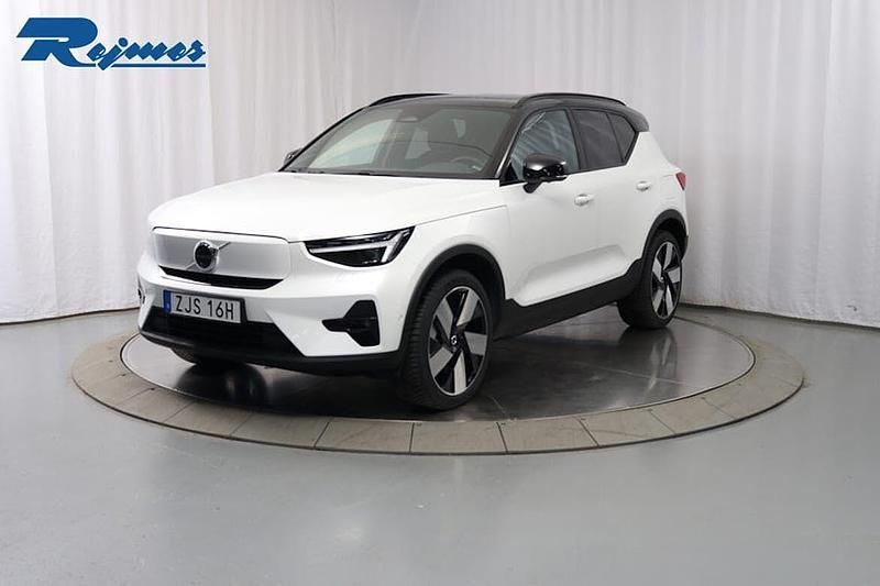 Vit (crystal vit metallic) Begagnad 2024 Volvo XC40 Ultimate SUV | 469 900 kr (Marknadspris) - Bild 1/4