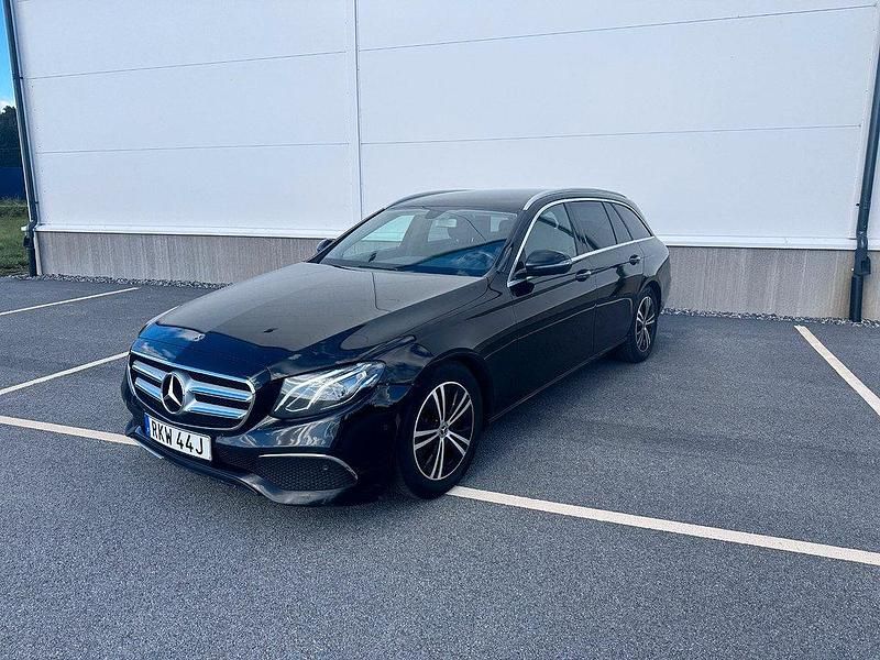 Svart Begagnad 2019 Mercedes E220 Avantgarde Kombi | 100 000 kr (Marknadspris) - Bild 1/4
