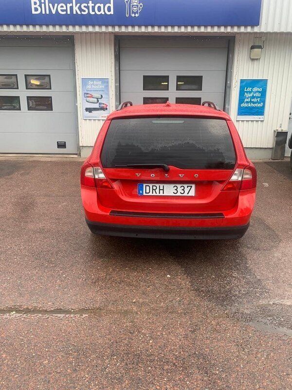 Begagnad Volvo V70 Standard 145 HK (106 kW) 2008 Röd Kombi