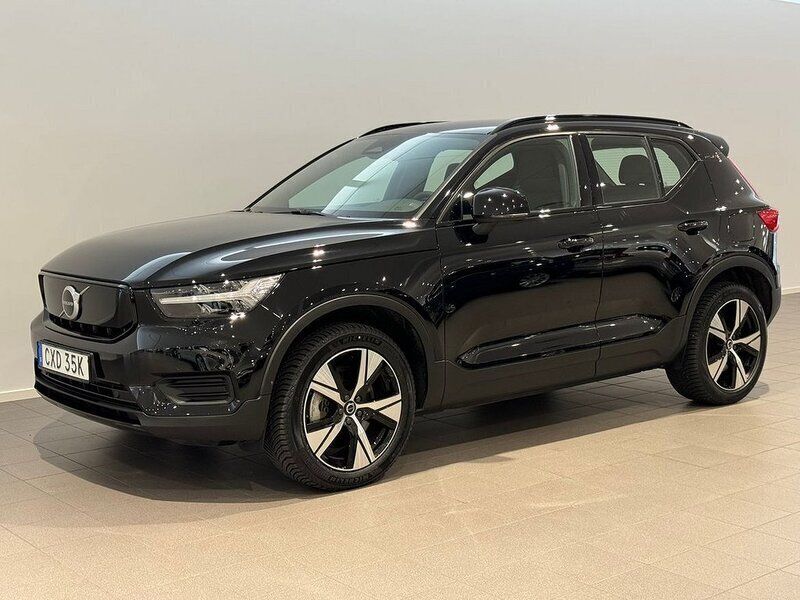Svart Begagnad 2022 Volvo XC40 Core SUV | 414 500 kr (Marknadspris) - Bild 1/4