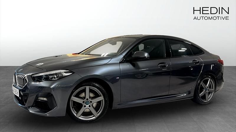Grå Begagnad 2021 BMW 218 M Sport Sportkupé | 269 000 kr (Marknadspris) - Bild 1/4