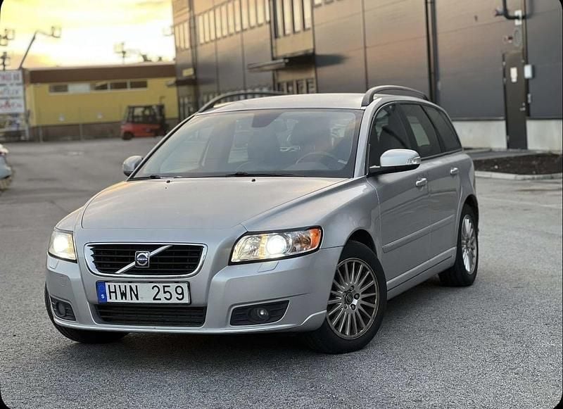 Grå Begagnad 2009 Volvo V50 Kombi | 39 000 kr (Marknadspris) - Bild 1/4