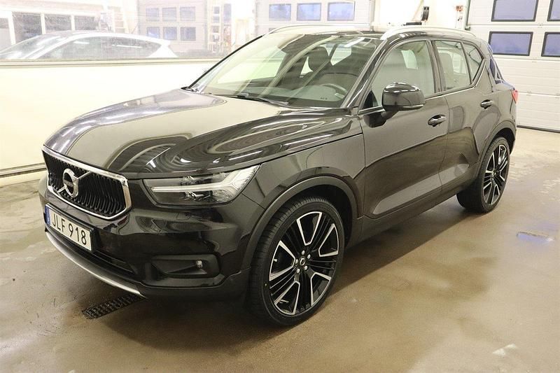 Svart Begagnad 2018 Volvo XC40 Momentum SUV | 294 000 kr (Marknadspris) - Bild 1/4