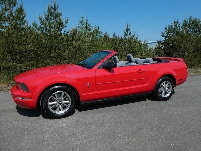 Röd (torch red) Begagnad 2005 Ford Mustang Cab | 139 000 kr (Dyr) - Bild 1/4