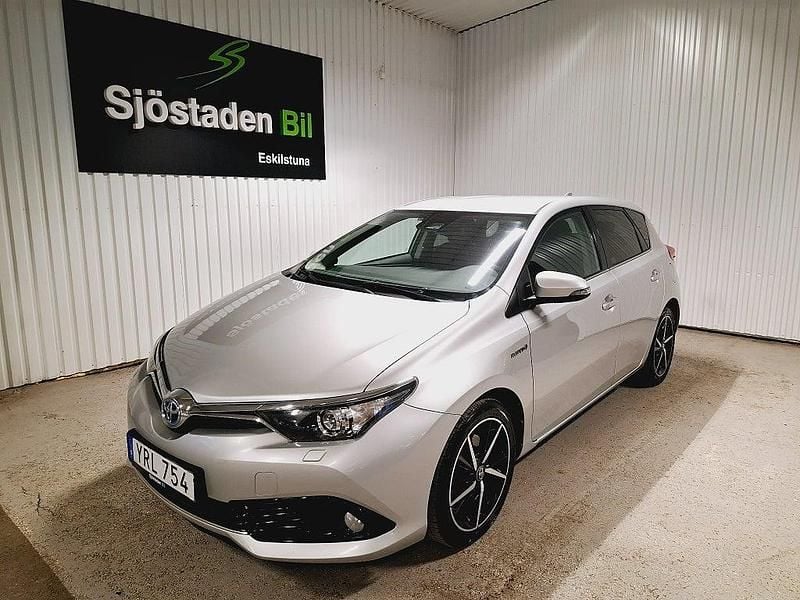 Silver Begagnad 2017 Toyota Auris Hybrid Edition Halvkombi | 139 900 kr (Marknadspris) - Bild 1/4