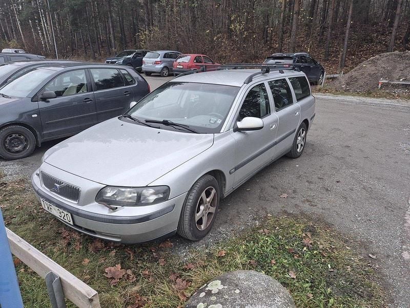 Grå Begagnad 2003 Volvo V70 Kombi | 18 000 kr (Superpris) - Bild 1/4