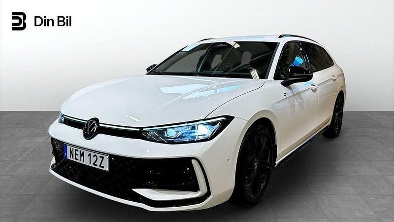 Pure white Begagnad 2025 VW Passat R-line Kombi | 449 900 kr - Bild 1/4