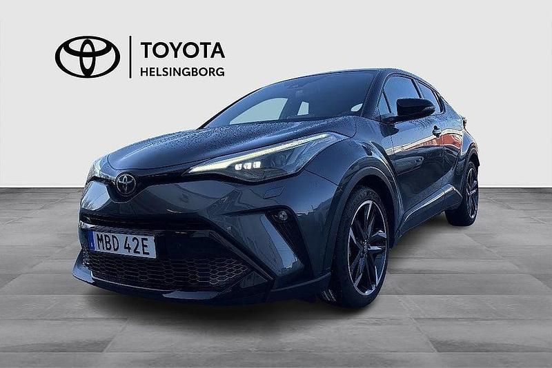 Grå Begagnad 2022 Toyota C-HR Sport SUV | 309 900 kr (Marknadspris) - Bild 1/4