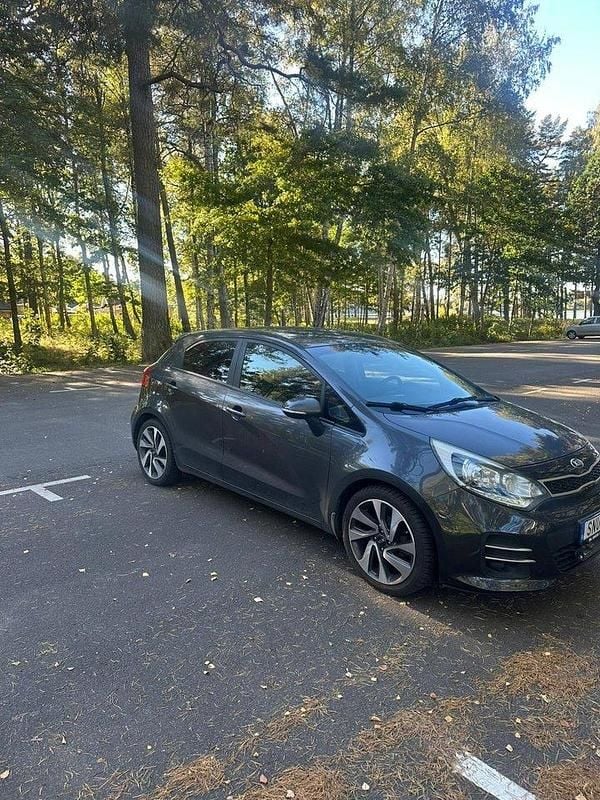 Grå Begagnad 2015 Kia Rio Halvkombi | 55 000 kr (Marknadspris) - Bild 1/4