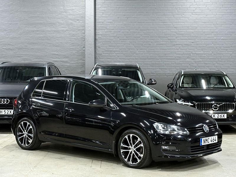 Svart Begagnad 2014 VW Golf VII Halvkombi | 99 900 kr (Marknadspris) - Bild 1/4