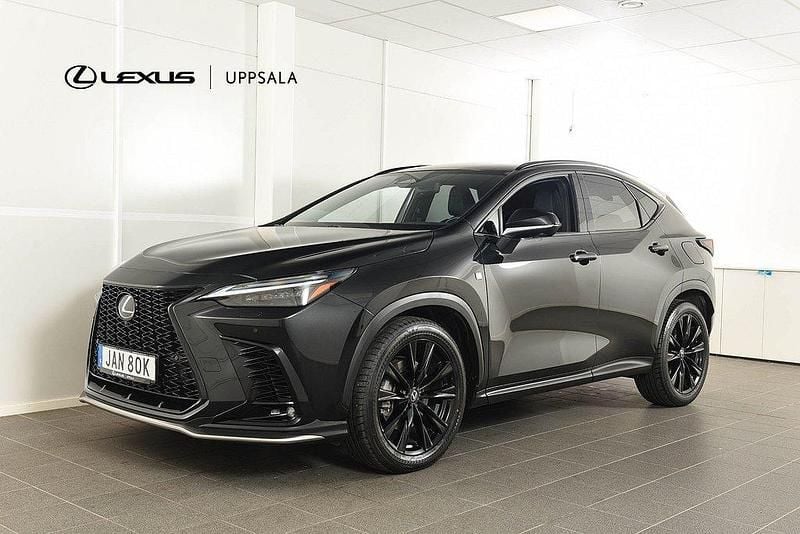 Svart Begagnad 2023 Lexus NX450h+ Sport Line SUV | 619 900 kr (Marknadspris) - Bild 1/4
