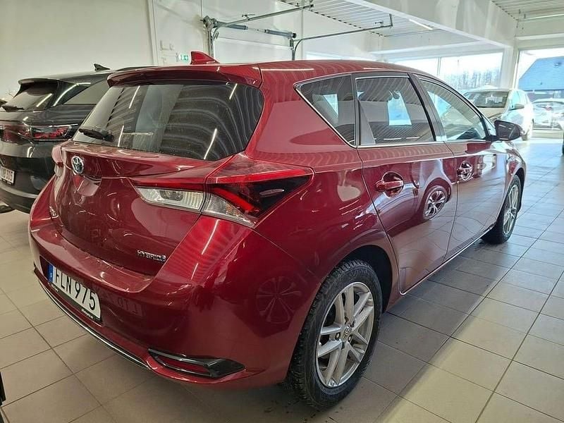 Begagnad Toyota Auris Hybrid Edition 137 HK (100 kW) 2017 Röd Halvkombi