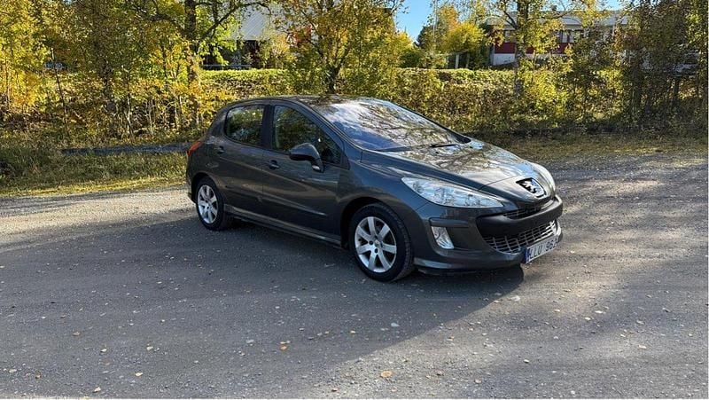 Grå Begagnad 2009 Peugeot 308 Halvkombi | 27 900 kr (Marknadspris) - Bild 1/4