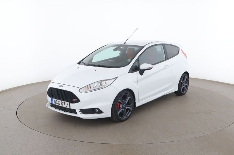 Vit Begagnad 2016 Ford Fiesta ST Halvkombi | 137 000 kr (Lite dyr) - Bild 1/4