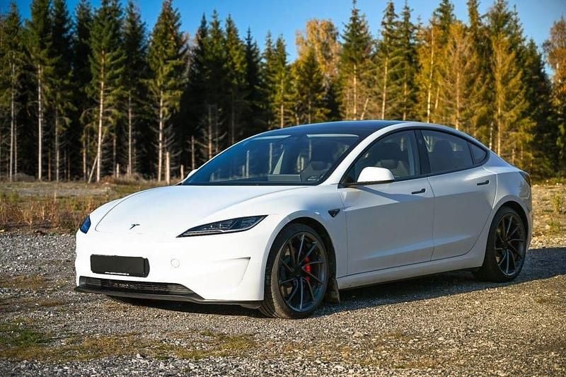Vit Begagnad 2024 Tesla Model 3 Performance Sedan | 649 800 kr - Bild 1/4