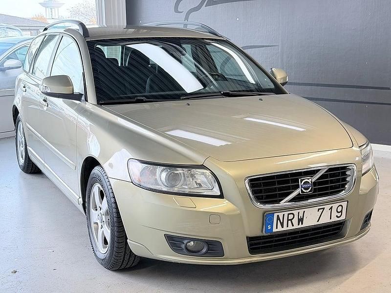 Grön Begagnad 2009 Volvo V50 Momentum Kombi | 54 900 kr (Marknadspris) - Bild 1/4