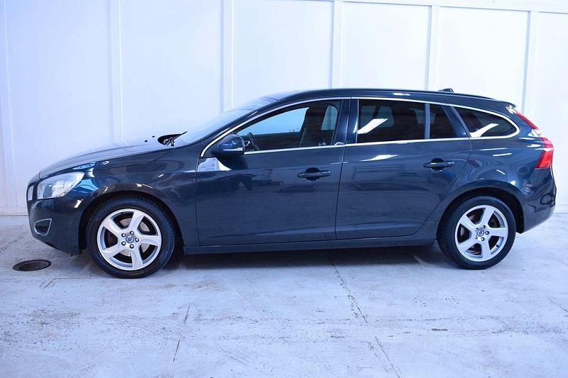 Grå Begagnad 2012 Volvo V60 Momentum Kombi | 109 900 kr (Lite dyr) - Bild 1/4