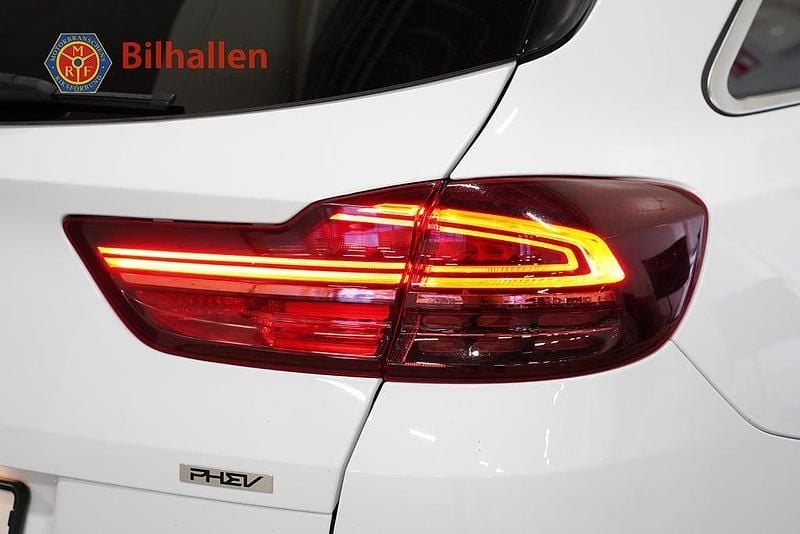 Begagnad Kia Ceed Sportswagon Advance 141 HK (103 kW) 2021 Vit Kombi