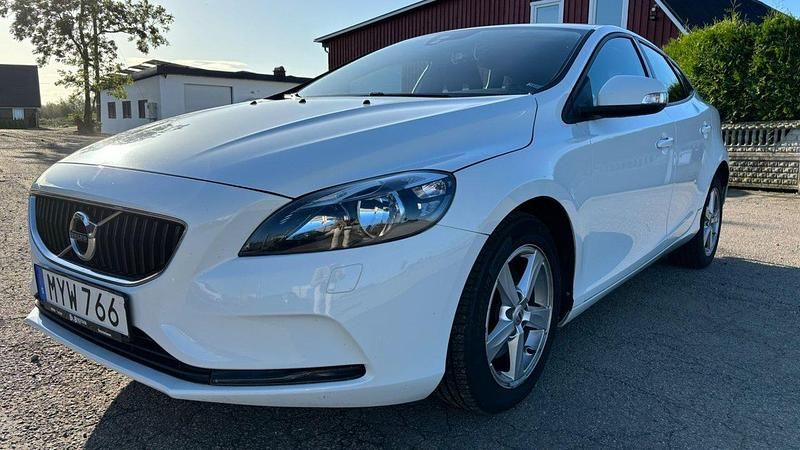 Vit Begagnad 2017 Volvo V40 Kombi | 144 900 kr (Marknadspris) - Bild 1/4