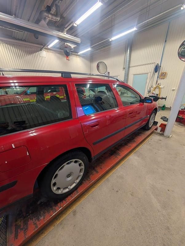 Begagnad 2001 Volvo V70 Kombi | 1 000 kr - Bild 1/4