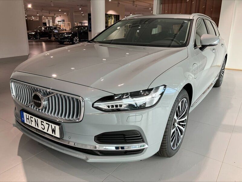 Grå Ny 2024 Volvo V90 Core Kombi | 534 900 kr (Marknadspris) - Bild 1/3