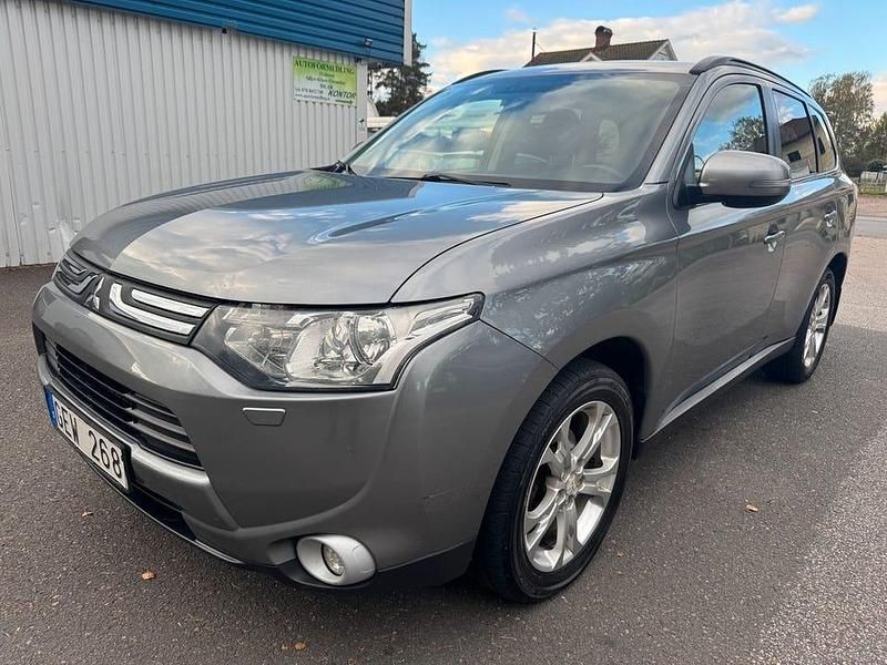 Mörkgrå (grå) Begagnad 2014 Mitsubishi Outlander SUV | 79 900 kr (Marknadspris) - Bild 1/4