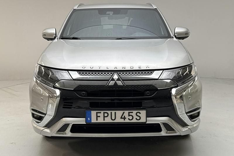 Begagnad Mitsubishi Outlander 136 HK (100 kW) 2020 Silver SUV