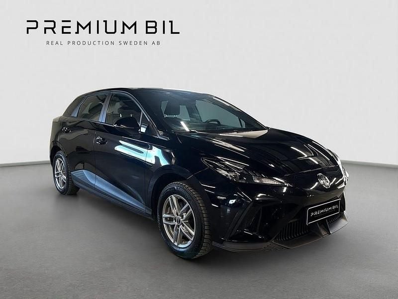 Begagnad MG MG4 EV 125 kW (170 HK) 2023 Svart Halvkombi