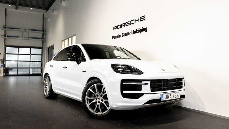 Vit (white) Begagnad 2025 Porsche Cayenne SUV | 1 365 000 kr (Bra pris) - Bild 1/4