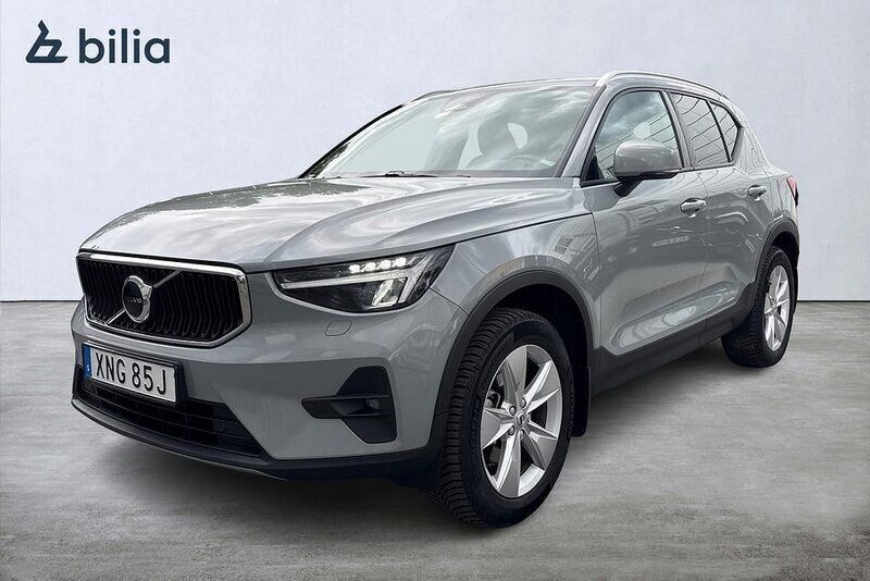 Grå Begagnad 2023 Volvo XC40 Core SUV | 349 900 kr (Marknadspris) - Bild 1/3