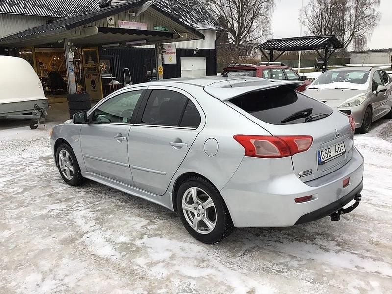 Begagnad Mitsubishi Lancer Sportback Inform 140 HK (102 kW) 2010 Silver Halvkombi