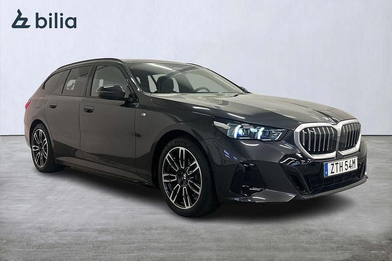 Grå Begagnad 2025 BMW 530e M Sport Kombi | 699 000 kr (Marknadspris) - Bild 1/4