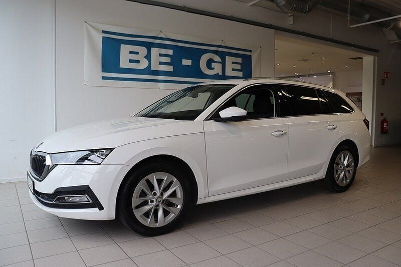 Vit Begagnad 2022 Skoda Octavia Style Kombi | 259 000 kr (Marknadspris) - Bild 1/4
