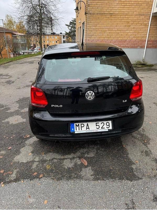 Svart Begagnad 2010 VW Polo Halvkombi | 75 000 kr (Marknadspris) - Bild 1/4