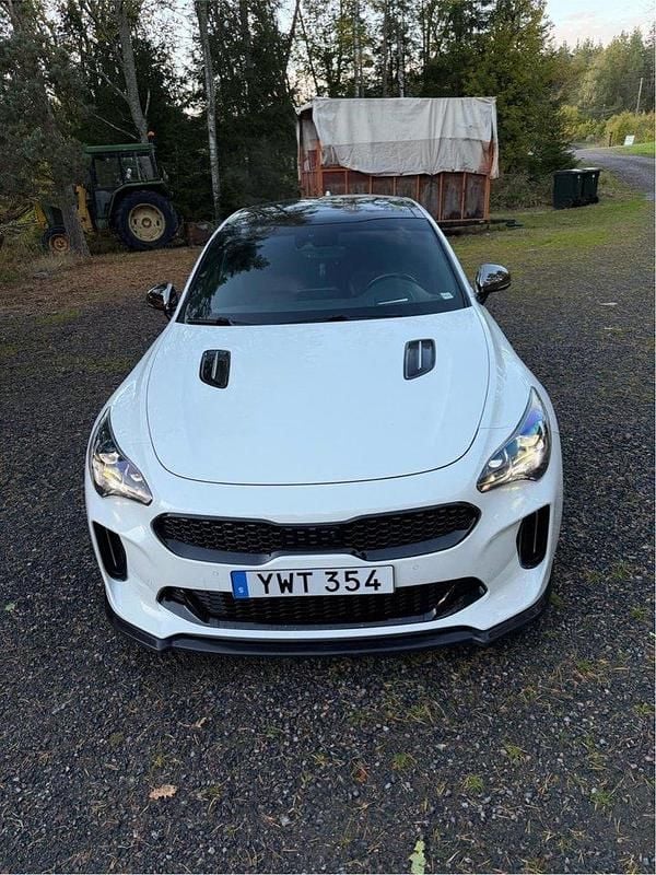 Vit Begagnad 2018 Kia Stinger Halvkombi | 330 000 kr (Marknadspris) - Bild 1/4