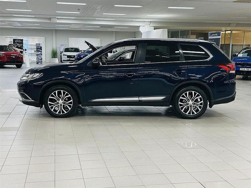 Begagnad Mitsubishi Outlander 150 HK (110 kW) 2017 Blå SUV