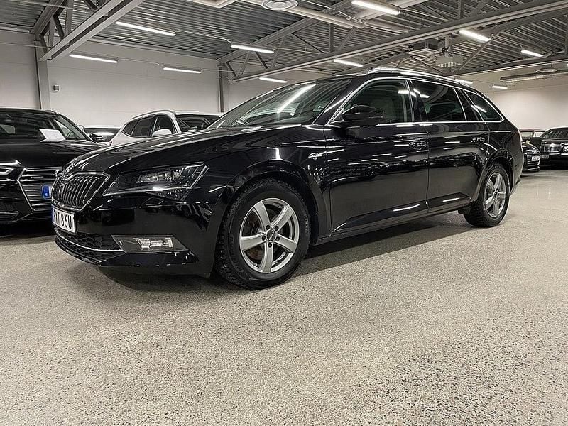 Svart metallic Begagnad 2019 Skoda Superb Business Line Kombi | 249 000 kr (Bra pris) - Bild 1/4