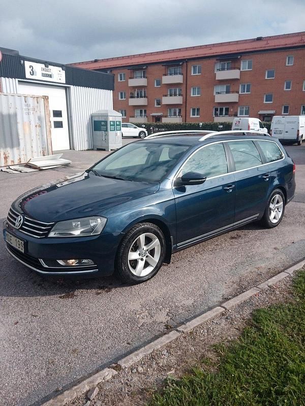 Mörkblå Begagnad 2013 VW Passat Kombi | 79 500 kr (Marknadspris) - Bild 1/4